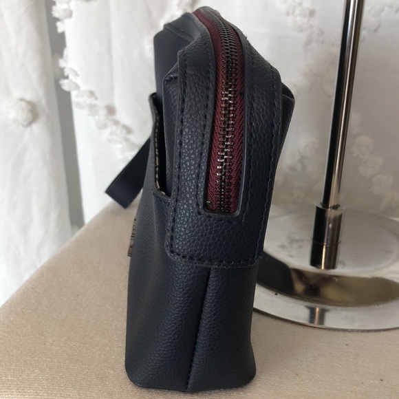 MISSONI FOR SAUDI AIRLINES dark blue vanity case. - Picture 7 of 14